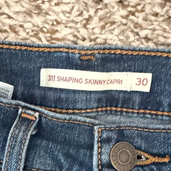 Levi's Women's Dark Indigo Denim Capris - Picture 2 of 4